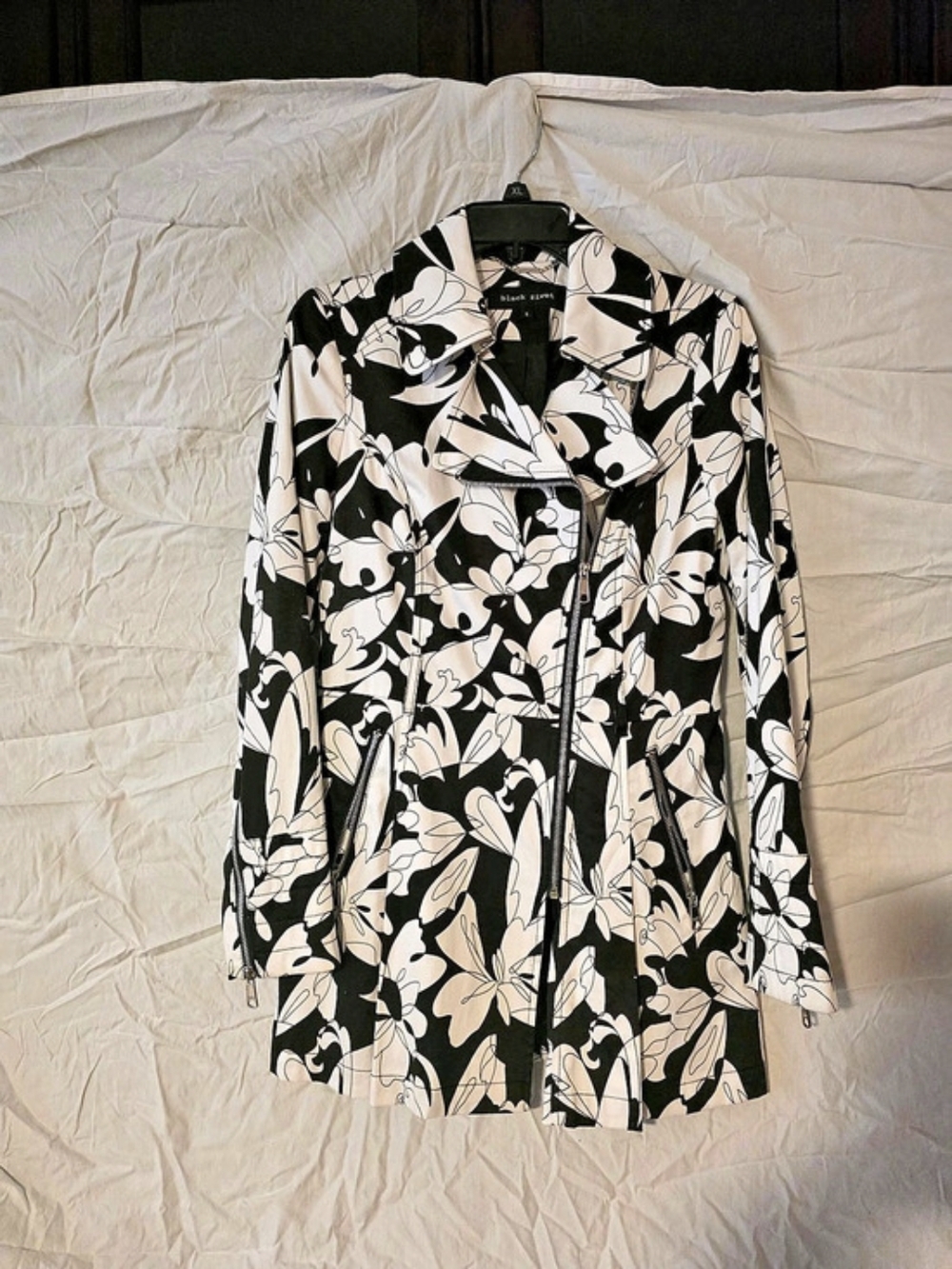 Black Rivet Floral Zip Coat in Black & White Size Small Like New